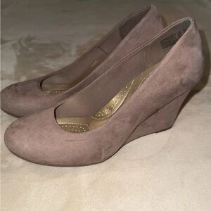 Dexflex Comfort Women’s Faux Suede Beige Wedges- Size 9W